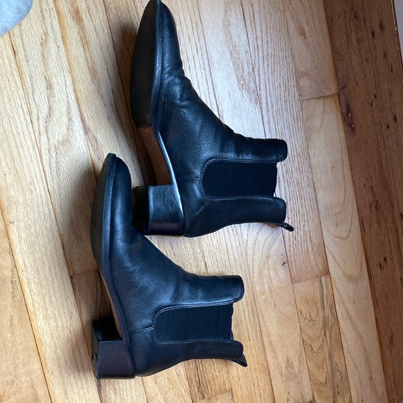 Loeffler Randall - Picture 1 of 5